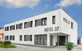 Hotel 37